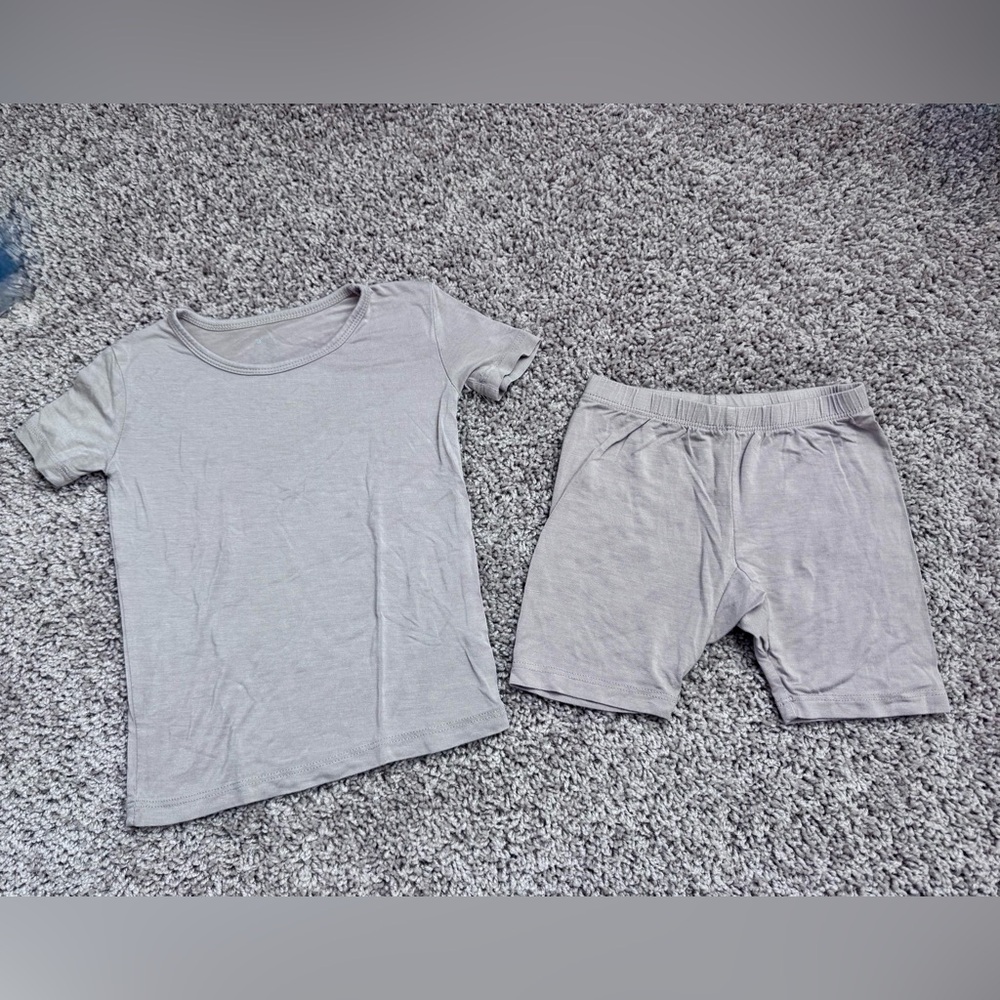 Kyte Baby pajamas tan T-Shirt and Shorts Set size 3 kids